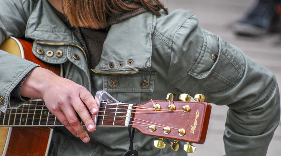 How to Use a Capo on Guitar