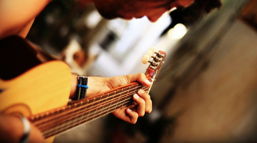 Beginner guitarist following easy guitar tips